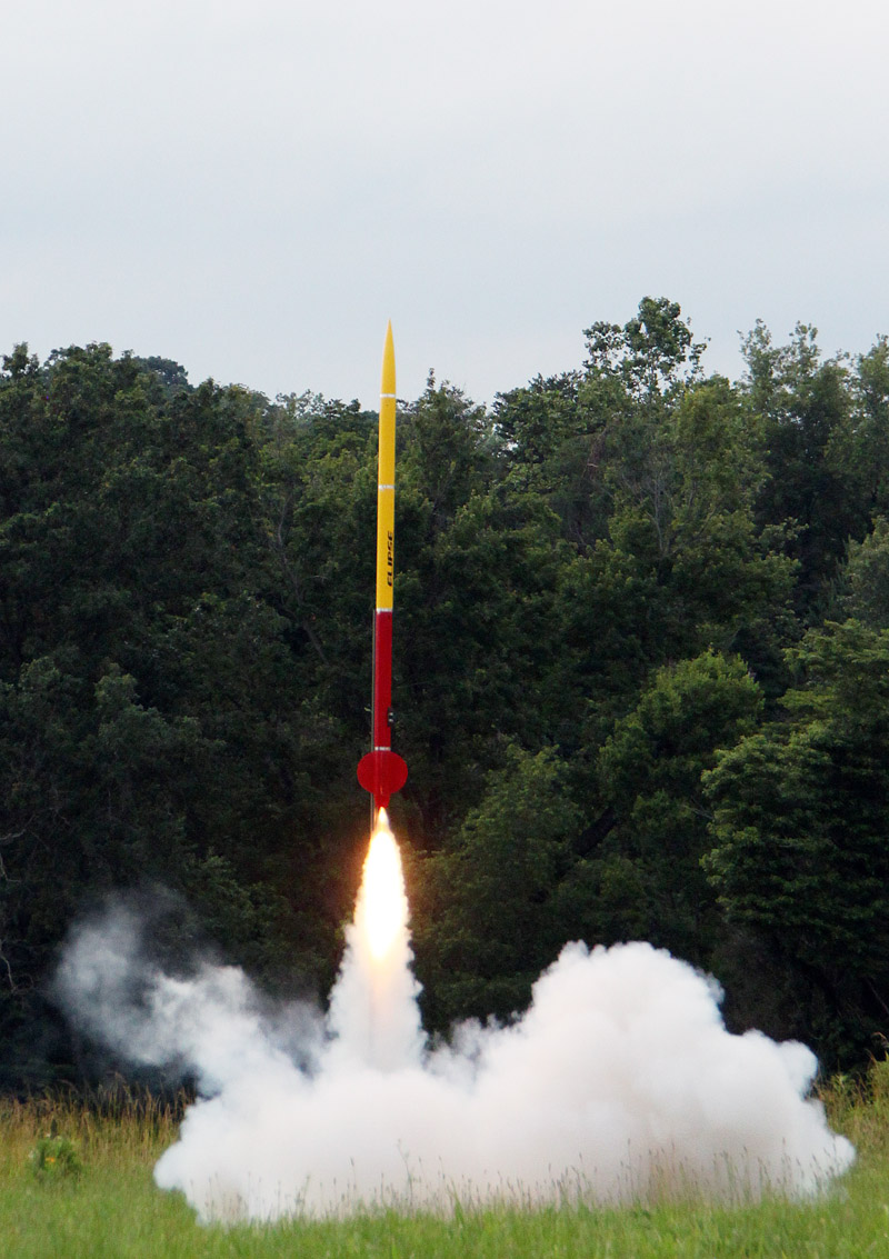 Launch of Giant Leap Elipse with an Aerotech I211W motor 